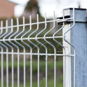 Système de clôture en treillis métallique pour clôture solaire
